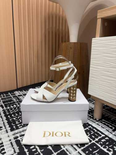24Ss新款Dior Icon圆铁跟粗跟凉鞋 这款 Dior Icon 带跟凉鞋是二零二四冬季成衣系列新品，彰显 Dior 的经典标识和高订精神。牛皮革鞋面，搭