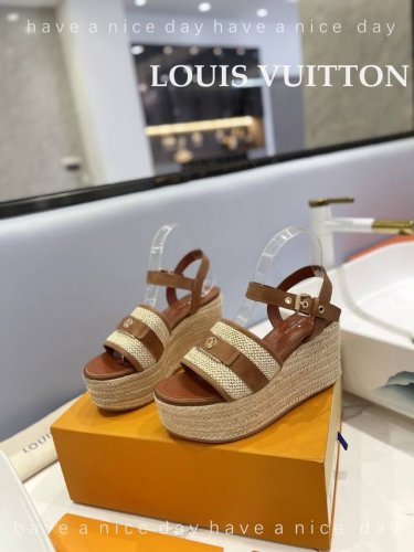 出厂 Loui*Vuitton 最新走秀款厚底凉鞋 香港原版购入一比一开模 今年的款式比去年增加了新原素 显得更为大牌 皮面款采用原版树膏皮牛皮 内里垫脚全羊皮