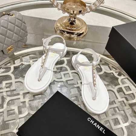 chanel 小香 最新走秀时装 链条装饰 顶级品质 精确到1 1 轻奢而不累脚 上脚可随意搭配春夏的服饰 更加彰显质感和品味 简约中带奢华的外观 哪怕只是一款 - 点击图像关闭