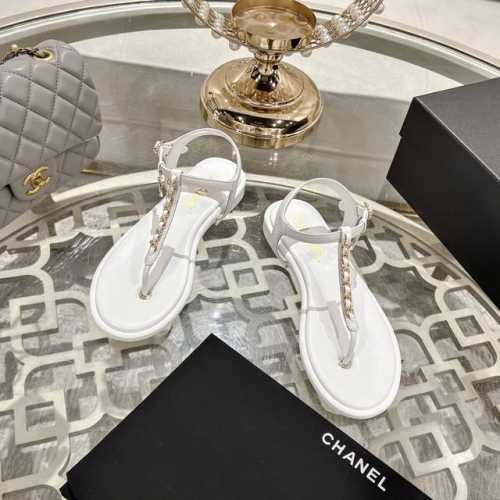 chanel 小香 最新走秀时装 链条装饰 顶级品质 精确到1 1 轻奢而不累脚 上脚可随意搭配春夏的服饰 更加彰显质感和品味 简约中带奢华的外观 哪怕只是一款