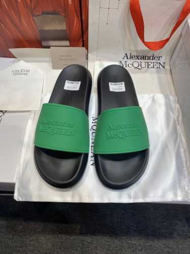 Alexander Mcqueen 。麦昆拖鞋系列：高端品牌 3D制面，升级版大底，更轻便，防滑。市场顶级品质，潮人必备，夏季拖鞋的季节来了，穿起来超级唯美.