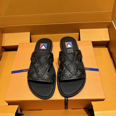 L家 顶级 Size:39-44 38.45.46定制 本款路易威登 25年男士Lv Oasis拖鞋 全新外网色系：正品包装： 取材 Monogram 精典老花