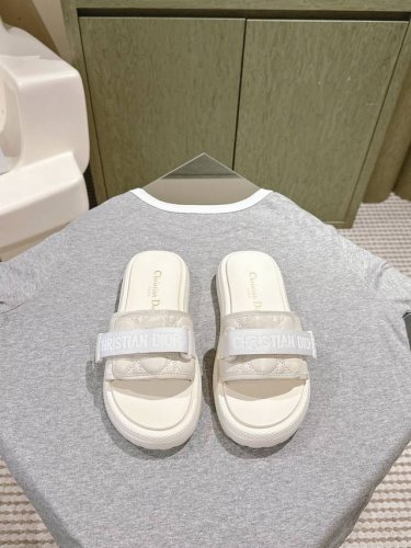 Dior 魔术贴拖鞋 夏日沙滩度假必备单品 极简风格轻便舒适 原版开模抽真空发泡底 超贴合脚感 Christian Dior刺绣布面款 钢印皮面款 Size：3