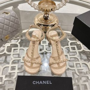 chanel 小香2025Ss春夏最新走秀时装 链条装饰 顶级品质 精确到1 1 轻奢而不累脚 上脚可随意搭配春夏的服饰 更加彰显质感和品味 简约中带奢华的外观