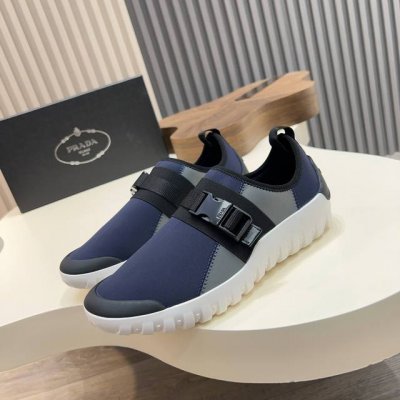 prada 普拉达 新款男士尼龙织物运动鞋 这款运动鞋融合优雅而创新的设计，用尼龙弹力织物面料打造，套脚设计，鞋面饰带配有可调节 金属搭扣，饰以 Prada 字
