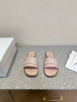 Dior 迪奥 25ss春夏新款 D-Lane 平底圆头 露趾拖鞋凉鞋春季季成衣系列的新款单品，来自 iviera 限定系列，兼具高订风格和休闲气质。不对称白色