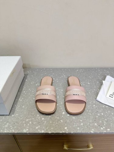 Dior 迪奥 25ss春夏新款 D-Lane 平底圆头 露趾拖鞋凉鞋春季季成衣系列的新款单品，来自 iviera 限定系列，兼具高订风格和休闲气质。不对称白色