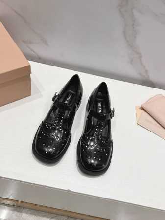 Miumiu新款 玛丽珍时尚四季单鞋 2024走秀场曝光、时尚玛丽珍单鞋，下面3D雕花冲孔设计、独特风格，非常有质感！上脚非常轻便 百搭！ 面料 原版开边珠牛皮 - 点击图像关闭