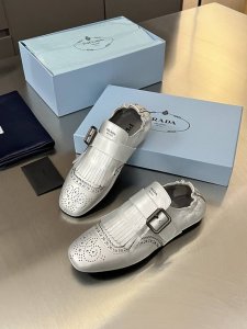 普拉达 Prada 2025春夏走秀款复古流苏乐福鞋 时髦精的狂爱，走秀款整个鞋子采用原版1：1做旧工艺，鞋头采用复古镂空设计流苏点缀复古时髦感满满 后跟松紧带
