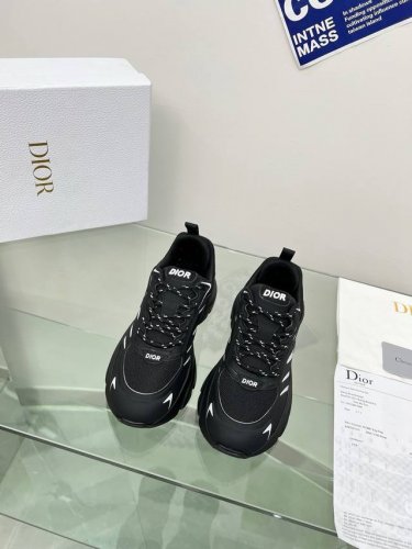 实价: 2025迪奥B32全新Shoes来袭。真的太好看啦！ 做工精细网面空压 透气美美哒。 独家开模。原版一比一复刻。无可挑剔。。大底Tpu组合。 官网6色齐