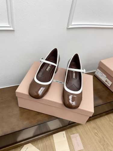 顶级版本代购级Miu Miu 24ss 秋冬系列走秀款 玛丽珍单鞋 鞋型圆润秀气，-点也不笨重，上脚超级舒服，5cm的跟高非常显腿细，脚宽的女生也不怕哦 巨好穿