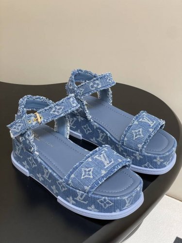 25Ss春夏新款Louis Vuiteeon Lv Maya Flatform 凉鞋防水台厚底凉鞋 本款 Maya Flatform凉鞋选用光滑牛皮革 丹宁牛仔