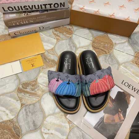 出厂 Louis Vuitton 路易威登 初夏专柜 官网同步 独家首发 Lv 南瓜 向日葵系列 面包拖 T台走秀款 小红书新潮穿搭 原版开模 代购版本 垫脚羊 - 点击图像关闭