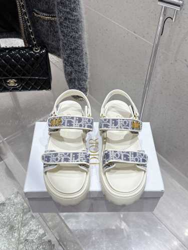 Dior迪奥春夏最新款魔术贴凉鞋、超多明星网红种草、经典的版型设计上迪奥Logo五金点缀、超好看超百搭、上脚非常柔软鞋面进口电绣，内里羊皮里、正品开模Tpu大底