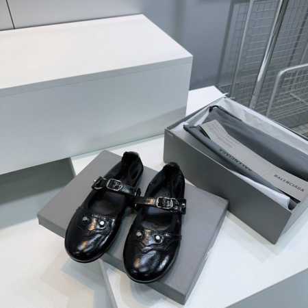 工厂p价 女装女鞋 运动原单！顶级品质巴黎世家 Balenciaga 2025春夏新款金属铆钉圆头玛丽珍平底芭蕾舞鞋单鞋！这双Cagole凉鞋鞋型是淑女拖鞋上面 - 点击图像关闭
