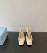 prada 原版开发代购级 普拉达最新 粗高跟 小方头 凉鞋 单鞋 简单的设计大概就是让它最让人喜欢的点 不是烂大街的那种 很有自己的品牌个性 鞋面：进口小牛漆