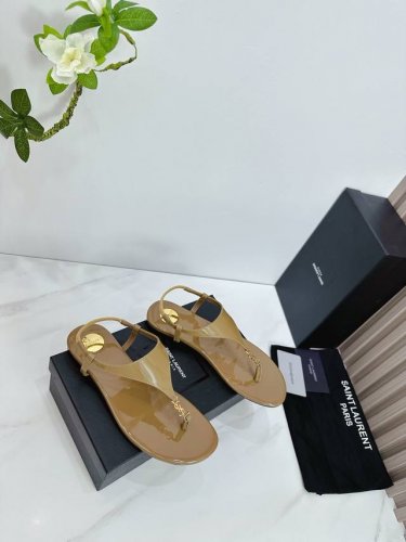 出厂 Saint Laurent圣罗兰25Ss 超火的凉鞋 单鞋专柜同步上新 各大明星网红纷纷上脚 款式时髦百搭 简约又高级 把优雅做到极致 上脚女神范爆棚 1