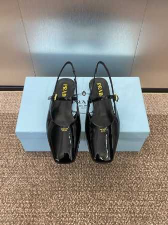 工厂价 PRADA 2025春夏新款方头低跟穆勒女鞋 普拉达粗跟果冻色时尚百搭后空凉鞋材质:鞋面进口牛漆皮+水染羊皮内里+意大利注塑真皮大底跟高：2.5CMSi - 点击图像关闭