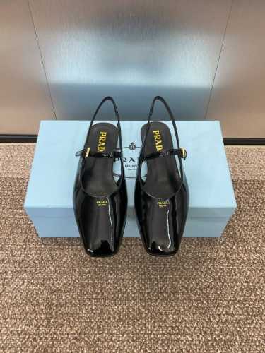 工厂价 PRADA 2025春夏新款方头低跟穆勒女鞋 普拉达粗跟果冻色时尚百搭后空凉鞋材质:鞋面进口牛漆皮+水染羊皮内里+意大利注塑真皮大底跟高：2.5CMSi