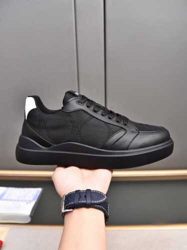 ARMANI EXCHANGE] AX 2024新款 ，高端精品细节考究鞋面采用进口牛皮+透气网里原版TR与橡胶组合大底。时尚休闲，值得拥有，多色可选！码数：3