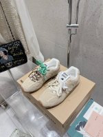 Miumiu 缪缪 Miu Miu X New Balance联名款运动鞋 早春发售前先近赏同样是在十月的巴黎时装周，又被眼尖的粉丝们看见了 Miu Miu X