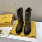 出厂价 顶级品质 FENDI芬迪 秋冬走秀款马丁靴，头层牛皮面料搭配F家经典老花、牛皮位全油边、后包高周波压印有皮里真羊毛里可选、机车造型时尚前卫，上脚非常舒适