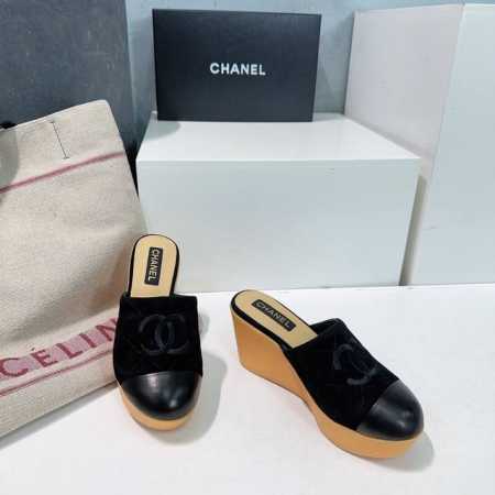 高品质出厂 ！顶级品质CHANEL香奈儿25春夏新品双c字母刺绣菱格鞋面坡跟厚底水台拖鞋！香奶奶家一贯的优雅名媛气质高级感十足！上脚非常nice～不管光脚穿或搭 - 点击图像关闭