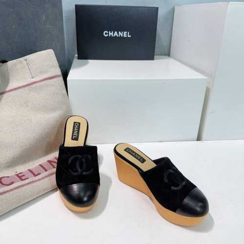 高品质出厂 ！顶级品质CHANEL香奈儿25春夏新品双c字母刺绣菱格鞋面坡跟厚底水台拖鞋！香奶奶家一贯的优雅名媛气质高级感十足！上脚非常nice～不管光脚穿或搭