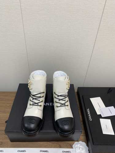 Chanel 经典双c秋冬马丁 装饰短靴 香奈儿秋冬重工爆款短靴 经典电绣菱格元素和链条元素交织，细节满满！ 小红书力推款，怎么搭配都好看，时髦精必备，香奈儿女
