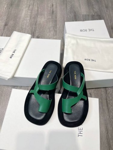the Row 厚底人字拖 居家休闲网红同款沙滩平底百搭凉拖 日常度假都是必不可少 随便搭配一下都可以自带气场 鞋面：头层牛皮， 内里：牛皮， 垫脚：山羊皮鞋底