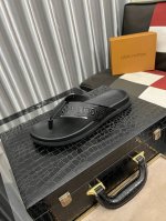 出厂价Pp： Lv 驴家 路易威登 高端男士夏季拖鞋， 经典老花系列，一字带宽松设计，别致的色彩拼接效果，个性鲜明，时尚潮流穿搭必备款式，轻盈舒适。轻质韧性橡胶