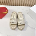 dior迪奥 25Ss春夏新款 Ivieta Dway 平底一字拖鞋 凉鞋 原版开发市面顶级版本 Cd字母Logo立体刺绣厚底圆头露趾拖鞋 脚感柔软细腻 舒适度