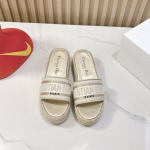 dior迪奥 25Ss春夏新款 Ivieta Dway 平底一字拖鞋 凉鞋 原版开发市面顶级版本 Cd字母Logo立体刺绣厚底圆头露趾拖鞋 脚感柔软细腻 舒适度