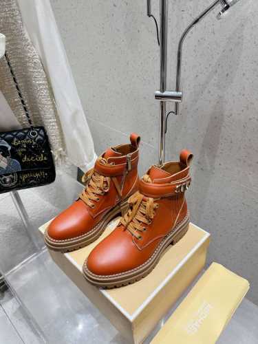 出厂 MICHAEL KORS MK秋冬新款马丁靴 官网同步发售 面料：进口头层牛皮 内里：进口透气羊皮 大底：防滑原版橡胶大底 码数：35-41 35、41不