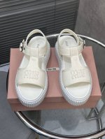 出厂 Miumiu 新款鱼嘴厚底凉鞋 这一季的Miumiu女士凉鞋，是写给足尖的情诗！原版进口面料如云朵般轻盈，搭配**立体刺绣Miumiu Logo**，每一