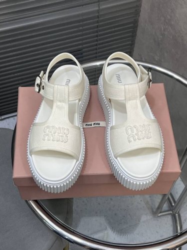 出厂 Miumiu 新款鱼嘴厚底凉鞋 这一季的Miumiu女士凉鞋，是写给足尖的情诗！原版进口面料如云朵般轻盈，搭配**立体刺绣Miumiu Logo**，每一