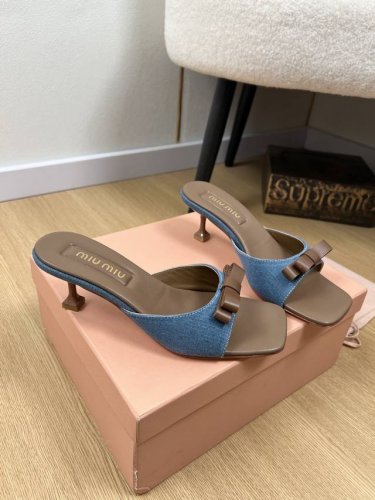 Miumiu缪缪 2025 miu家2025春夏新品 专柜最新爆款3D刺绣Logo 蝴蝶结 字母扣 小猫跟拖鞋系列 小红书力推爆款 原版购入开发 做货 Miu家
