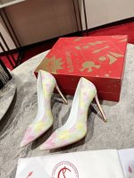 印花单鞋W. 定做不退不换 徽标尖头高跟鞋是Christianlouboutin的经典鞋款。款式以涂层萤光彩色布料打造，并以夺目的Cl标志点缀，加上100毫米鞋