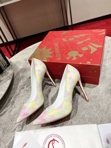 印花单鞋W. 定做不退不换 徽标尖头高跟鞋是Christianlouboutin的经典鞋款。款式以涂层萤光彩色布料打造，并以夺目的Cl标志点缀，加上100毫米鞋