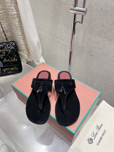loro Piana 25春夏Lp顶级版本英伦宝石吊坠夹脚平底拖鞋凉鞋 原来这就是传说走两万步都不会累脚的夹脚凉鞋把颜值和脚感都拿捏住了，上脚一走就会被彻底沦陷