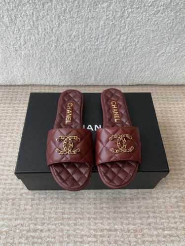 Chanel 小香 25Ss 春夏新品度假 羊皮 懒人拖 小香的一款全新设计 鞋面搭配双C五金装饰 简约百搭上脚超级美的 怎么看都超美 鞋面 采用进口羊皮 内里