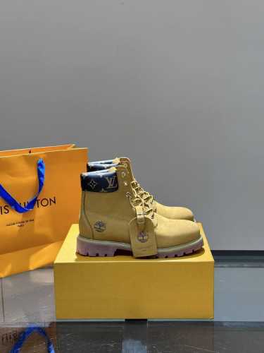 L*x Timberland 添柏岚 联名款 老花 大黄靴 及踝靴 短靴，L*x Timberland 及踝靴取材 Monogram 压纹防水正绒面牛皮革，依托