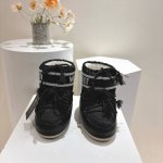 雪地靴最亮来了短靴 高靴 ■作为这类靴型祖师爷级别的 MoonBoot 自然是顺理成章，成为了当代冬日女战士的最新宠儿 上脚超级好看 很轻防滑 专柜包装 码数