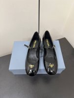 PRADA 25ss 普拉达秋冬新品 实力来袭 中跟玛丽珍粗跟单鞋 芭蕾舞鞋超级爆系列爆品，各大网红明星乔欣，程潇，同款圆头三角扣 玛丽珍单鞋 ！时髦百搭nic