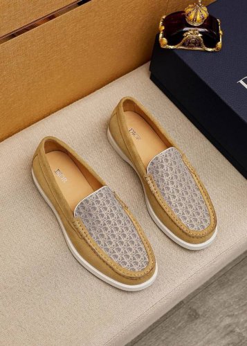 商品商标：Dior 迪奥 休闲皮鞋 正码码数: 38-44 45.46.47订做 商品材料：精选 意大利进口头层小牛皮鞋面，进口水染牛皮内里。强烈立体视觉效果，