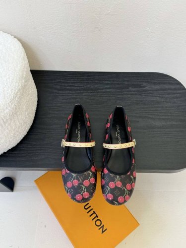 Louis Vuitton Ss25 New Arrival Lv驴牌春夏系列玛丽珍平底鞋单鞋新品 简约精致 高级感满满 尽显优雅气质 上脚超好看 拉满了夏日美