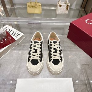 黑色：标志性Gg帆布匠心打造，将点藏设计与现代美学巧妙糅于一体。大胆前卫的廊形配以“Gucci印花压纹橡胶鞋底，缔就个性十足且穿着舒适的亮眼单品。”原版1:1开