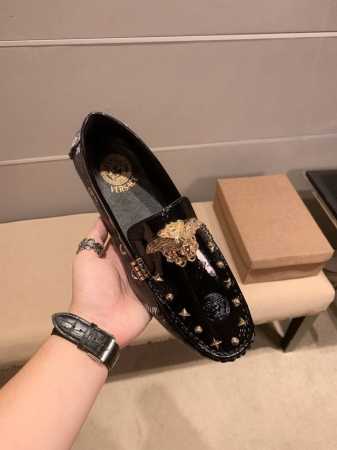 Versace 范思哲 官方旗舰店新款，米兰男时装周走秀款，进口牛皮面+金钉制作，超软质感，吸汗透气 ，鞋面性感美人头像征高级规则代表高级奢侈品标志，低调大方， - 点击图像关闭