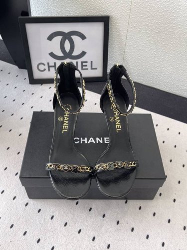 Chanel新款夏季芭蕾鞋 高品质出货 这一季的高跟鞋美得让人窒息 又不失时尚现代感 透出丝丝优雅魅力 原版进口牛油皮鞋面 混种羊皮垫脚 意大利进口真皮大底 S
