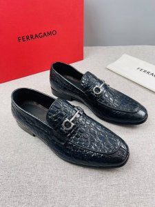 Ferragamo菲拉格慕Gancini扣饰莫卡辛鞋.这款男士乐福鞋精致华美 闪亮漆皮鞋面彰显都会格调 杏仁形鞋头展露时尚风范 鞋帮周围饰有立体缝线 撞色筒状滚